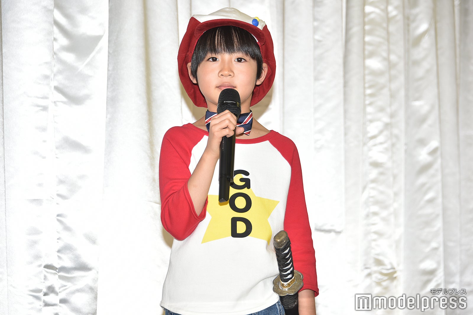 立派に進行する川原瑛都（C）モデルプレス