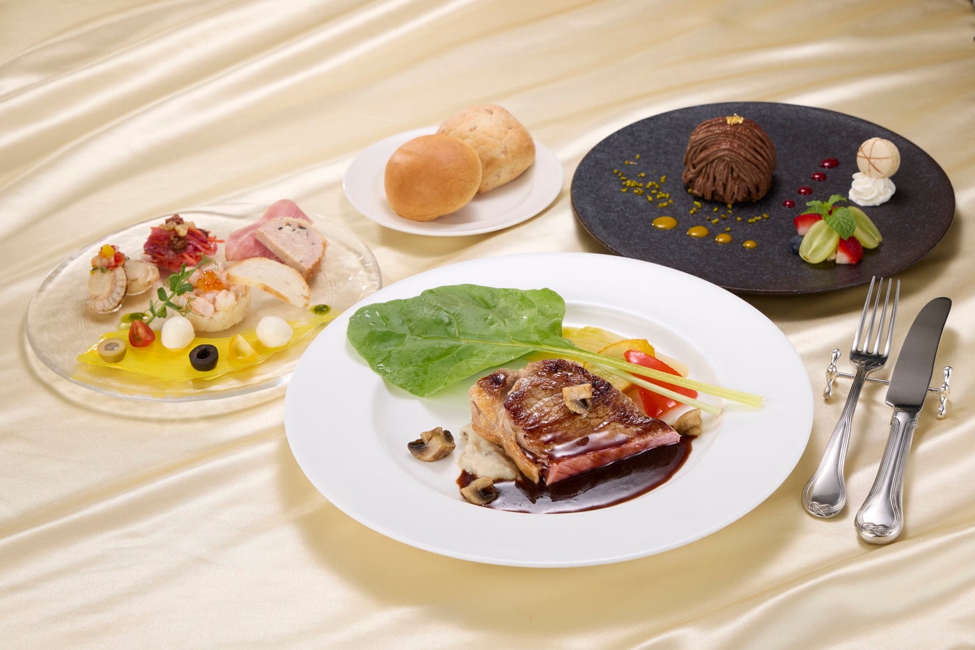 デラ・ディーバ・スペシャルコース(肉)/画像提供:ユニバーサル・スタジオ・ジャパン