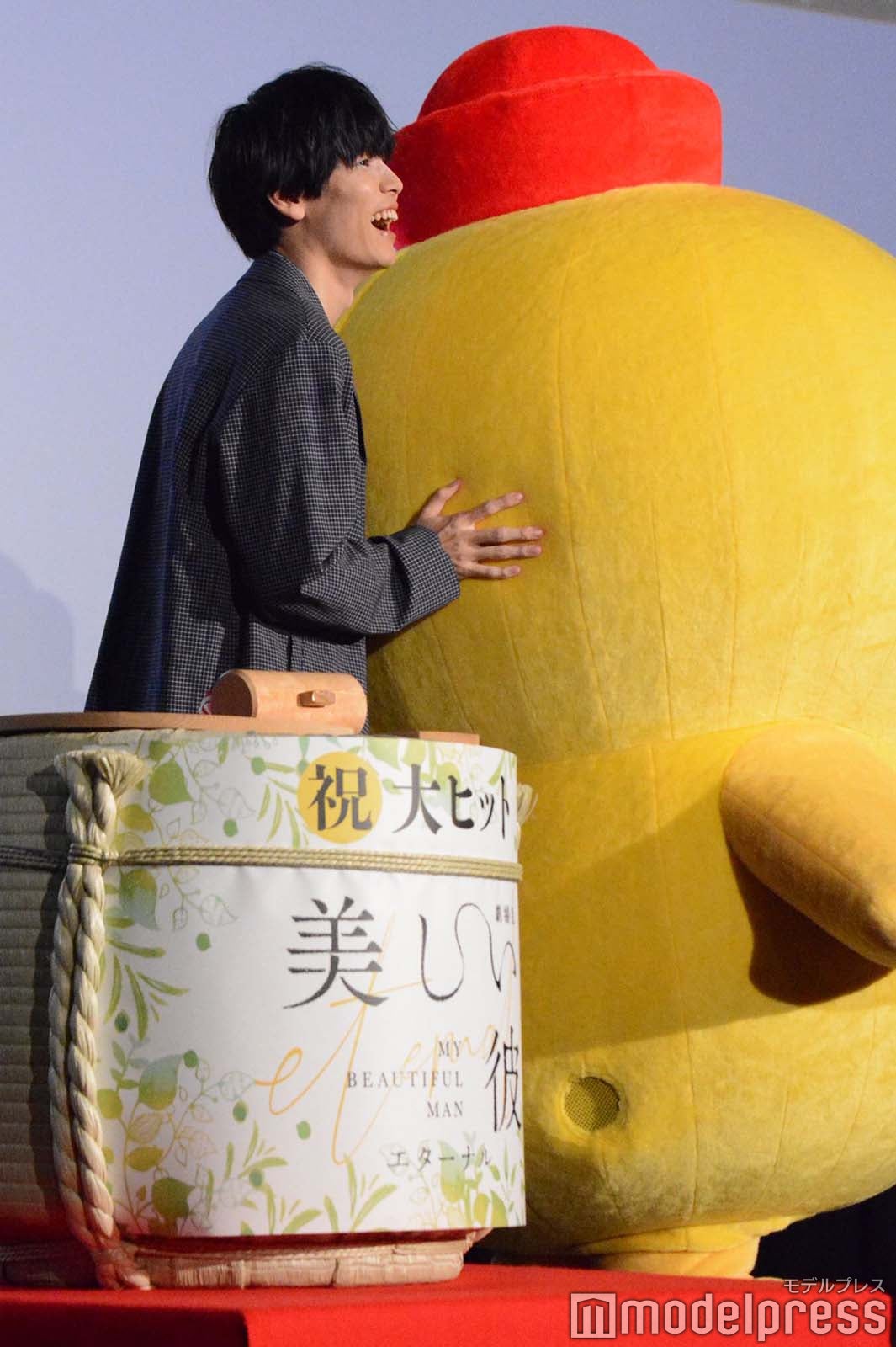 アヒル隊長を押す萩原利久（C）モデルプレス