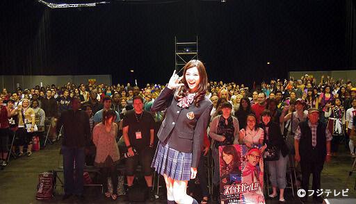 西内まりや、号泣　フランス人を熱狂の渦に