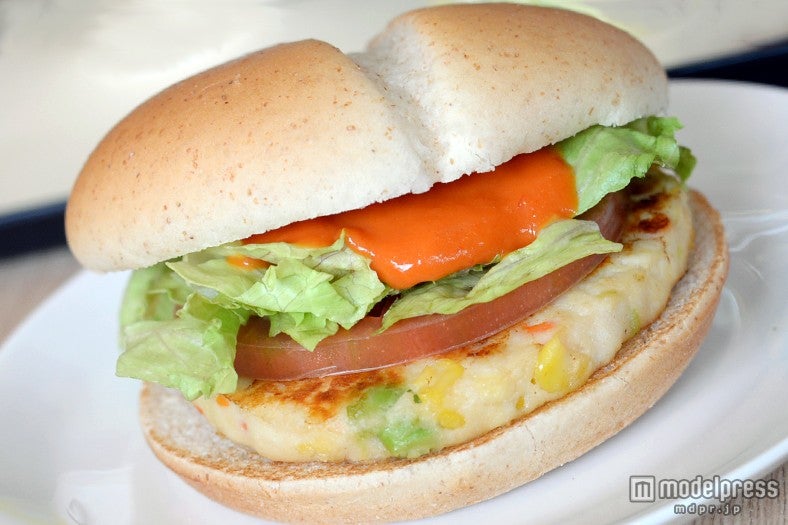 「ベジタブルチキンバーガー」／チキンパティに入ったコーン、にんじん、枝豆のゴロゴロ食感がおいしい