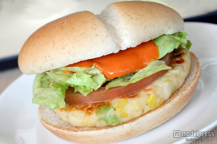 「ベジタブルチキンバーガー」/チキンパティに入ったコーン、にんじん、枝豆のゴロゴロ食感がおいしい