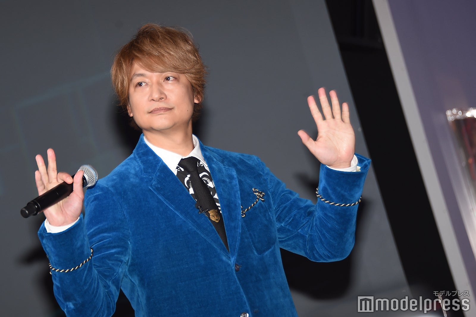 手を振りながら登場した香取慎吾（C）モデルプレス