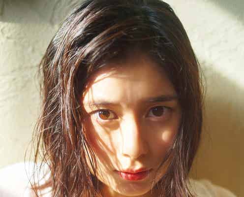 大久保桜子、美谷間くっきり 凛とした眼差しで魅了