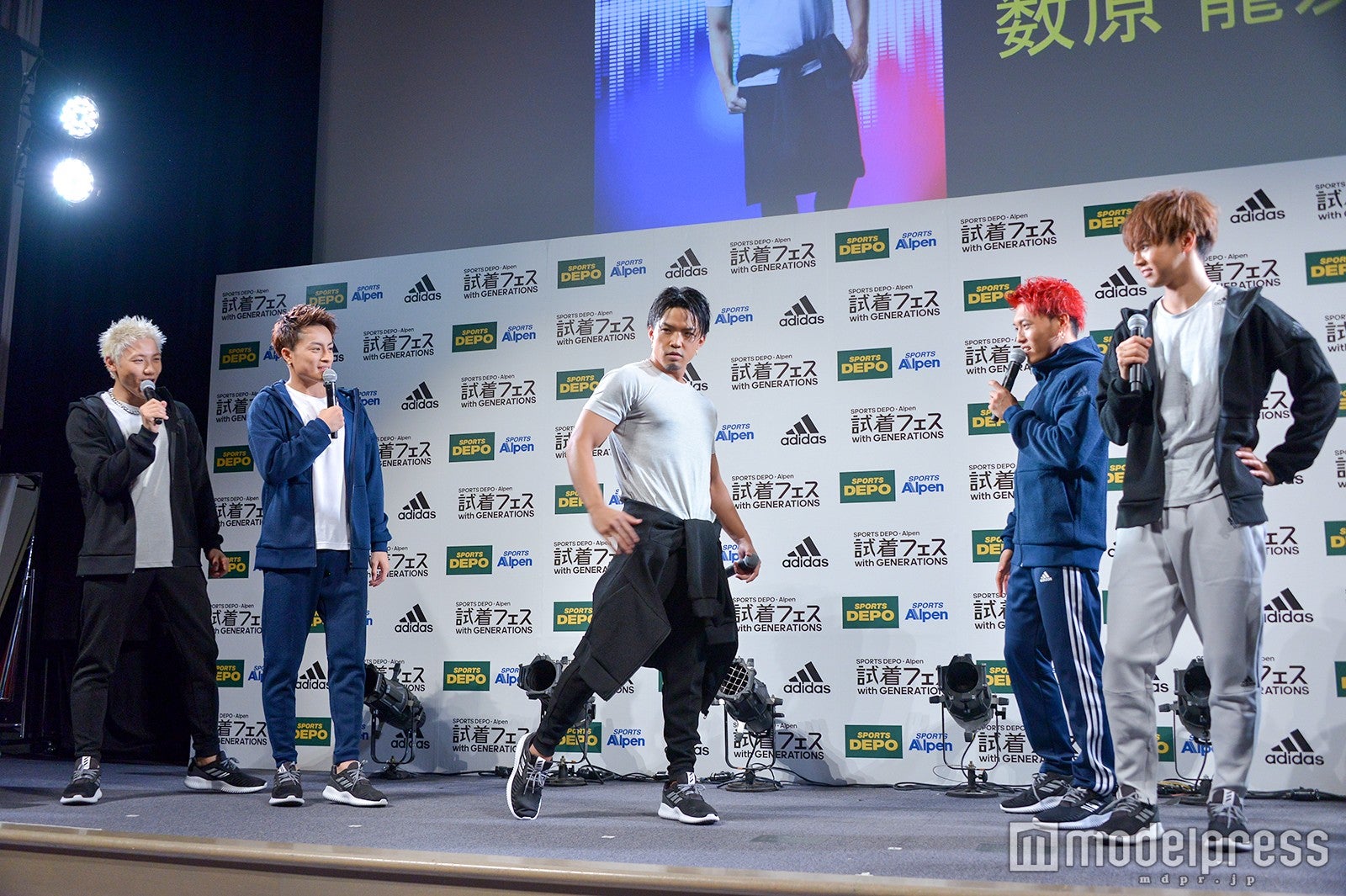 優勝した数原龍友のポージングを見守るメンバー （C）モデルプレス