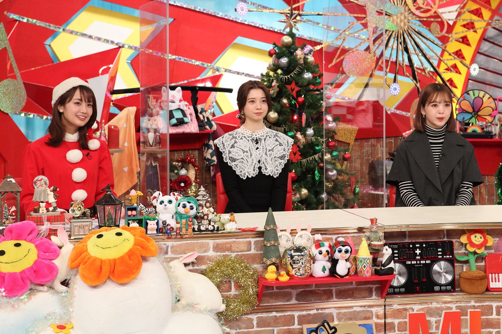 （左から）井上清華アナウンサー、桜田ひより、藤田ニコル（C）フジテレビ