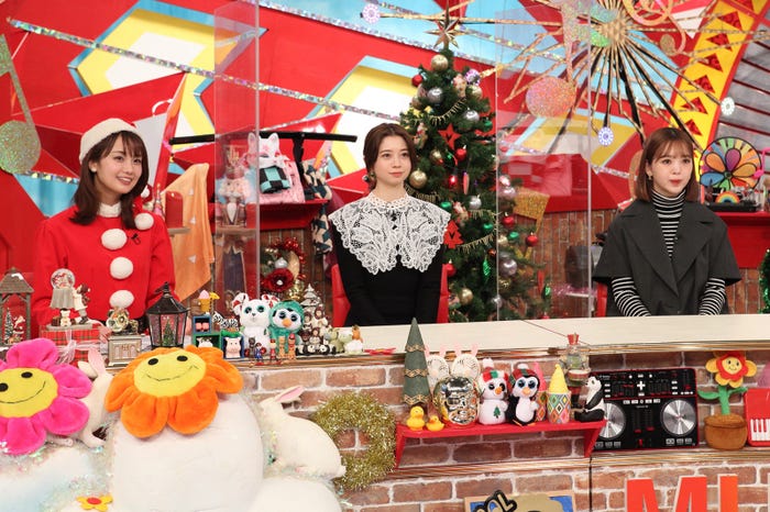 (左から)井上清華アナウンサー、桜田ひより、藤田ニコル(C)フジテレビ