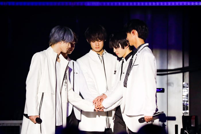 M!LK『7人7色~Winding Road~』(C)笹森健一、小坂茂雄