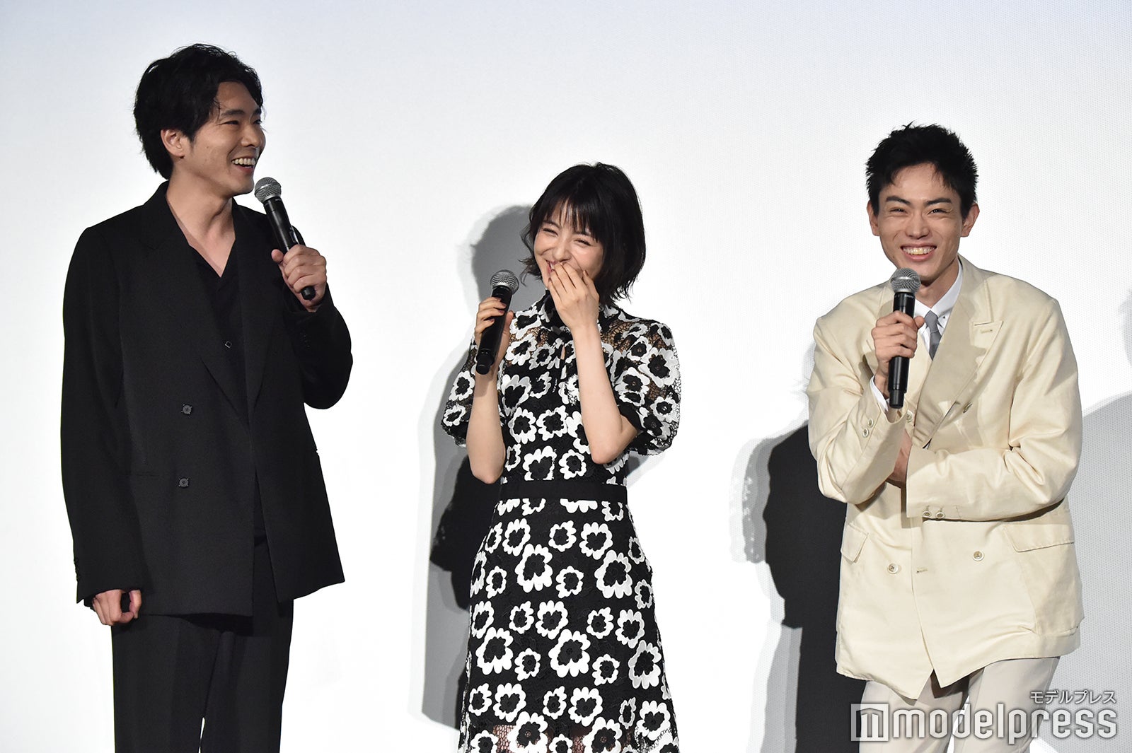 柄本佑、浜辺美波、菅田将暉 （C）モデルプレス