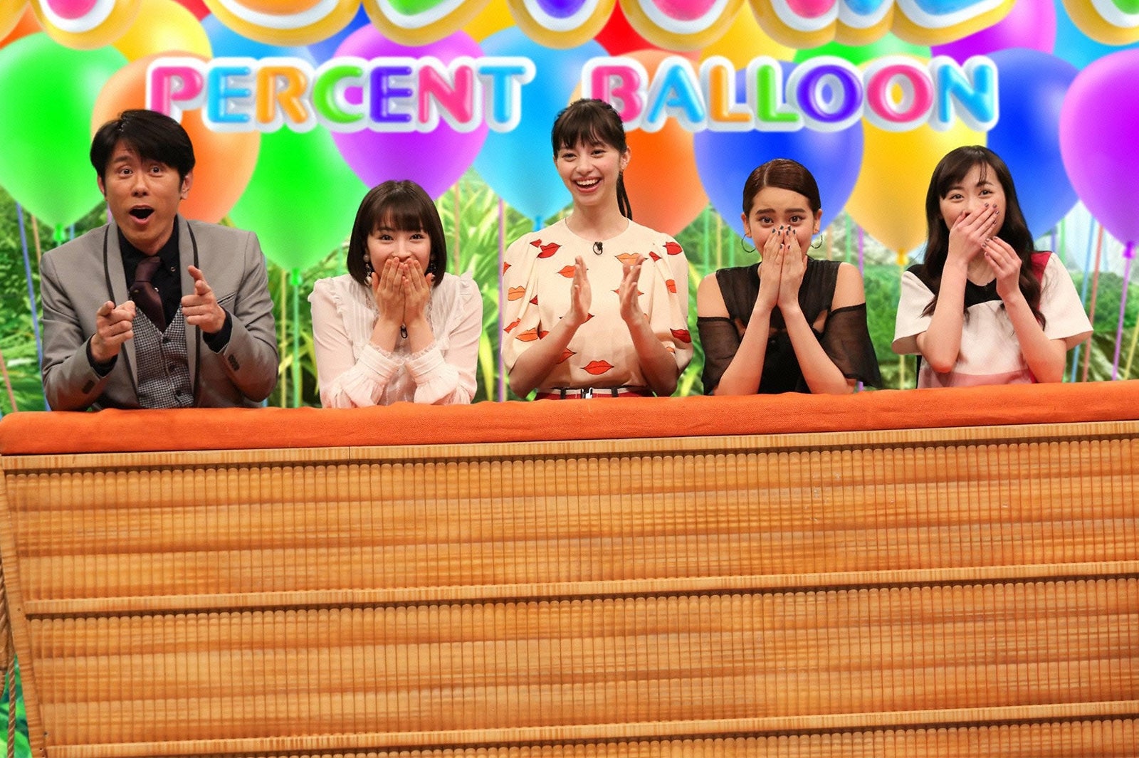 （左から）原田泰造、広瀬すず、中条あやみ、山崎紘菜、福原遥（C）フジテレビ