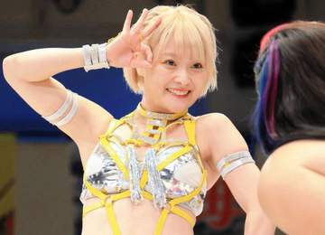 ウインクやばっ！「笑顔に溶けそう」人気美女レスラーが雰囲気一変！白地に赤い花が映える浴衣姿でほほ笑む エグい透明感に騒然