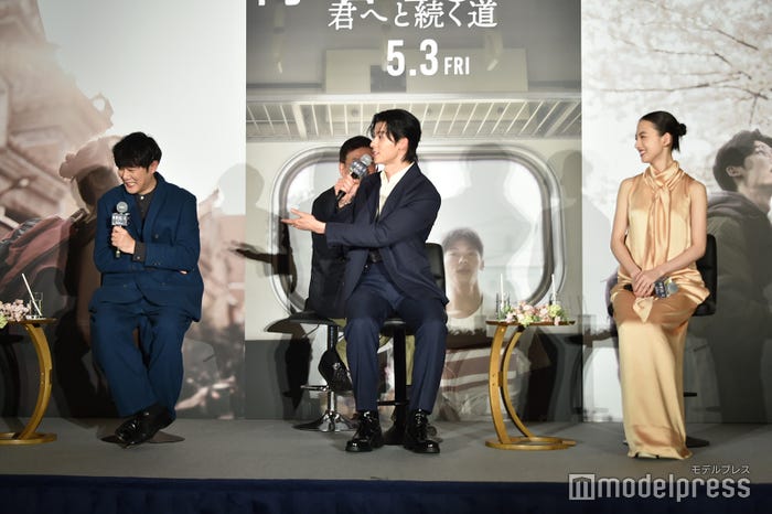 「あざす!」は藤井道人監督から教えてもらったと語るシュー・グァンハン、笑顔で見守る清原果耶(C)モデルプレス