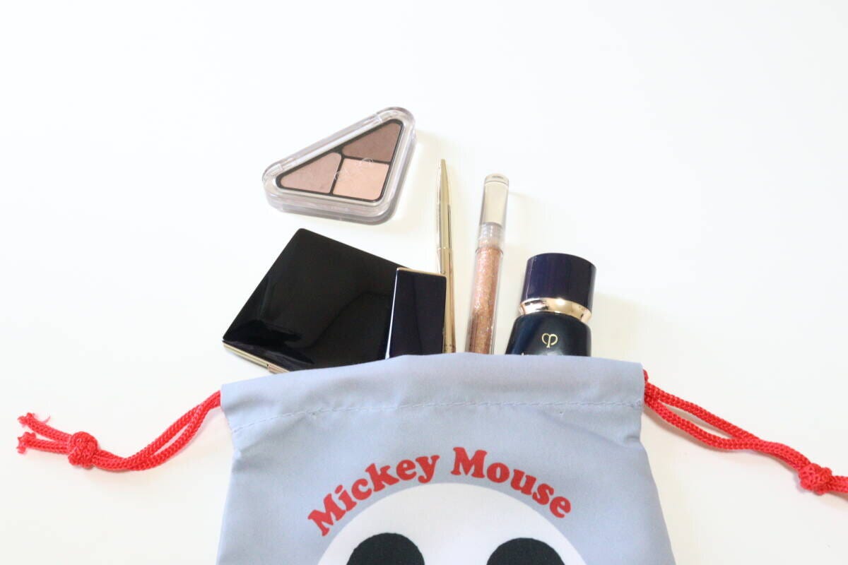 ダイソー 巾着、スクエア(ミッキー&フレンズ) ダイソーの巾着、スクエア(ミッキー&フレンズ)にコスメを入れる