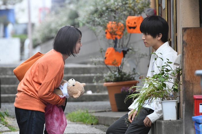 菅野美穂、岩田剛典/「砂の塔~知りすぎた隣人」第3話より(C)TBS