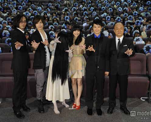 石原さとみ、ミニワンピでニッコリ 貞子と記念写真
