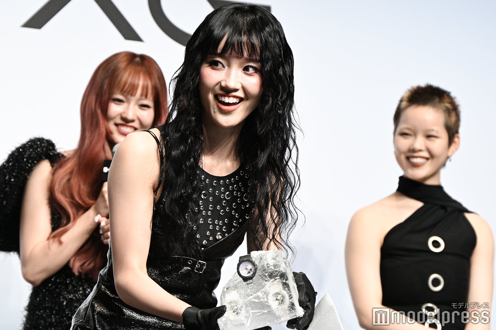 氷の中の時計を見て驚くCHISA（C）モデルプレス