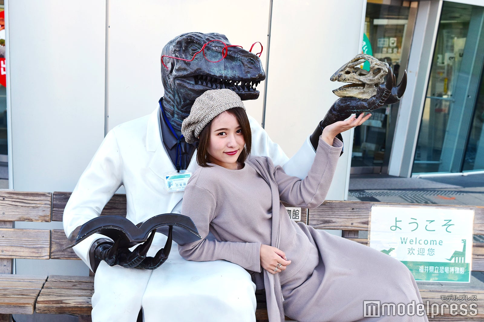 SNS女子の定番フォトスポット「恐竜博士」のベンチ。（C）モデルプレス