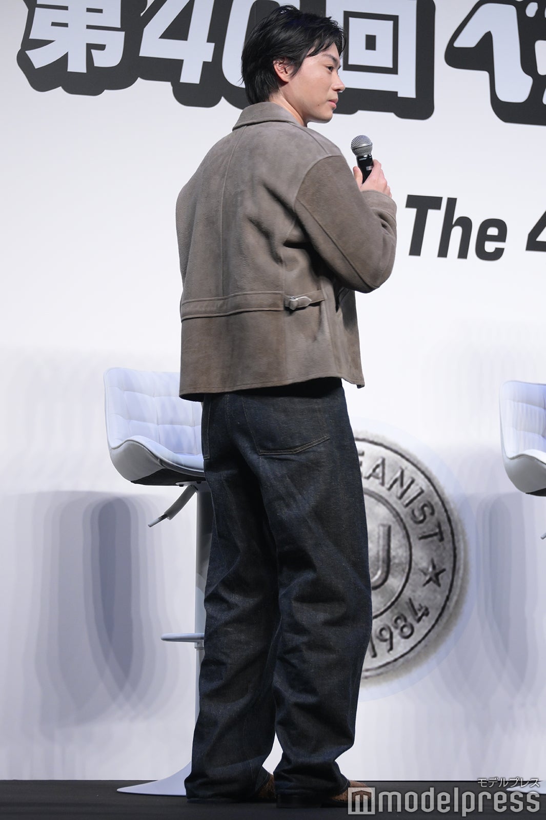 コーディネートを紹介する菅田将暉（C）モデルプレス