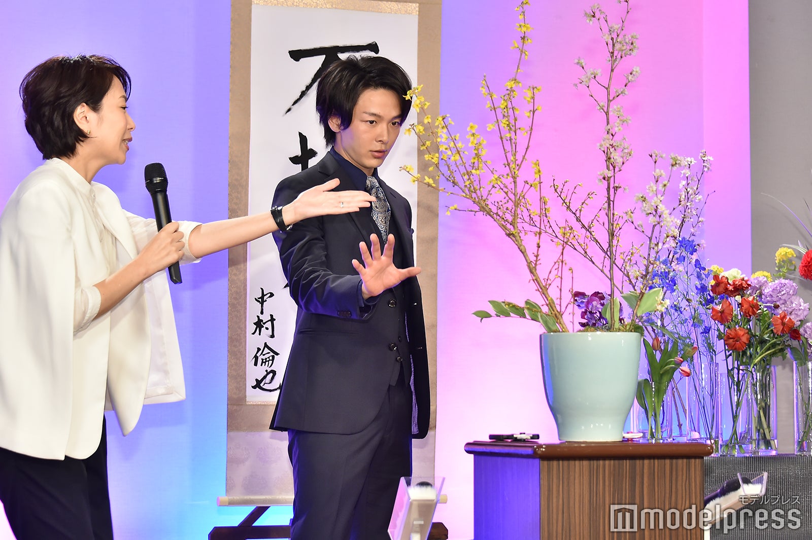 何やらパワーを送る中村倫也（C）モデルプレス