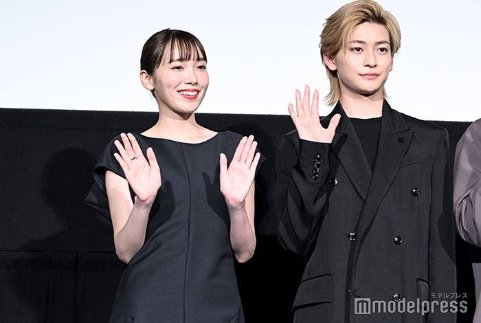 飯豊まりえ、高橋文哉（C）モデルプレス