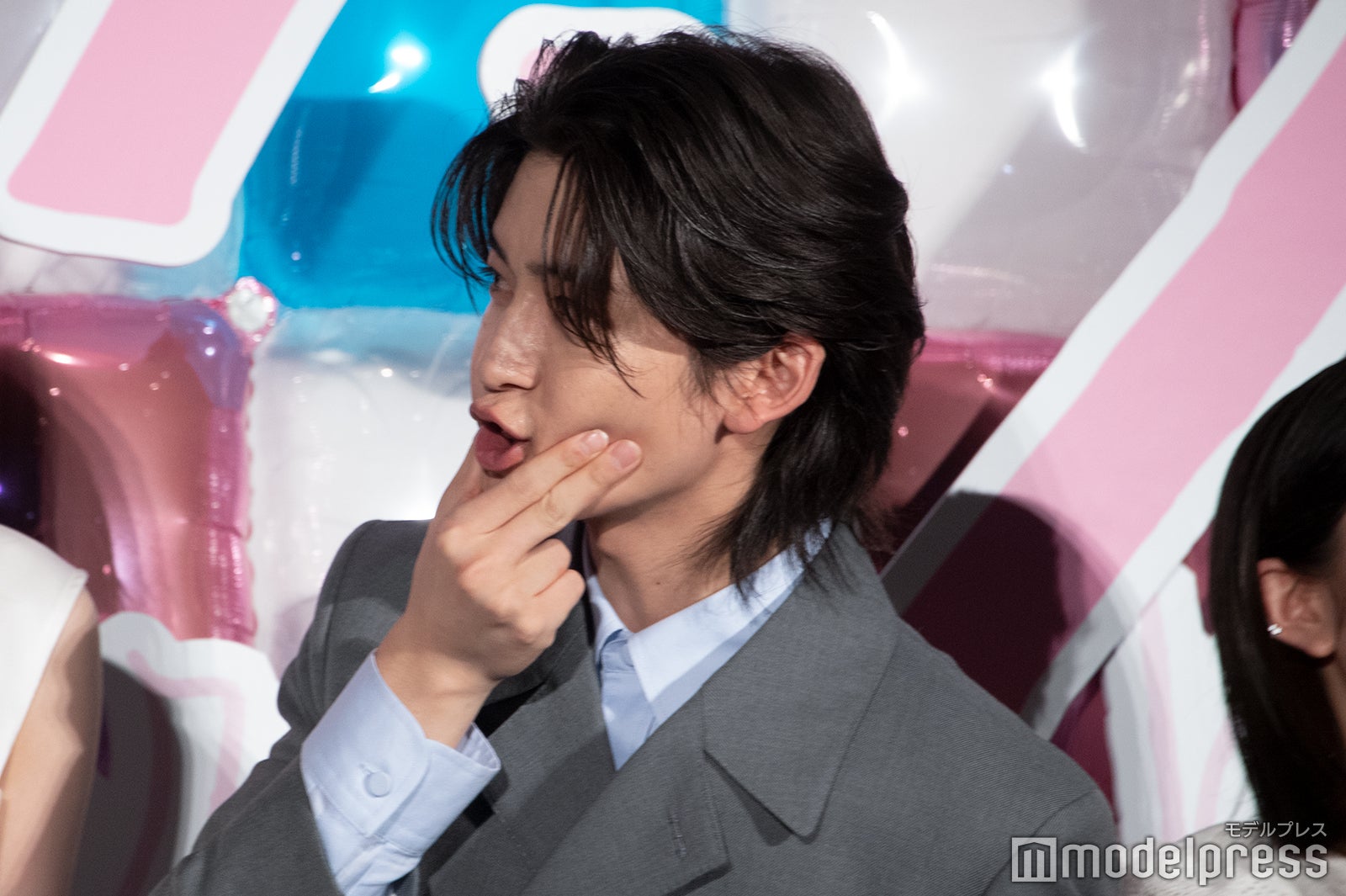 頬を掴む高橋文哉（C）モデルプレス