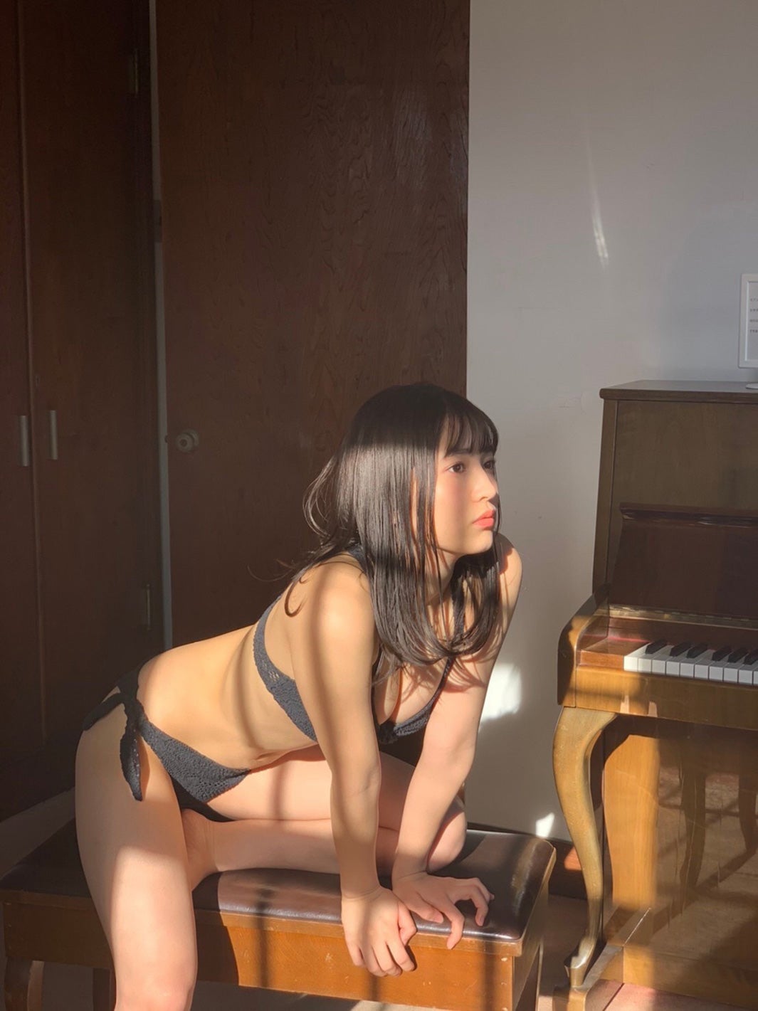 黒嵜菜々子／「週刊プレイボーイ」プラチナムプロダクション20周年記念号オフショット（提供写真）