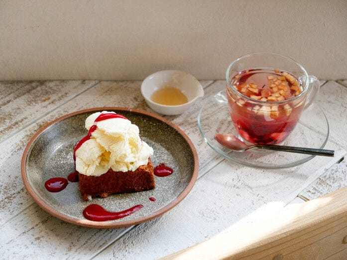 焼きパウンドケーキ(アイスクリーム&フランボワーズソース)(税込528円)、食べる紅茶ティートリコ(ドライフルーツ入り)(ホット税込528円)※セットで150円引き