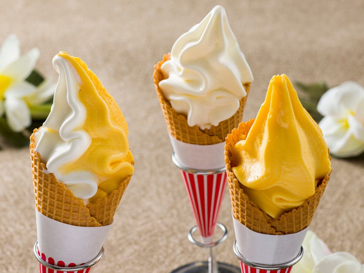 「スクウィーザーズ・トロピカル・ジュースバー」のソフトクリーム 1個500円。右からアップルマンゴー、ミルク、ミックスがあります