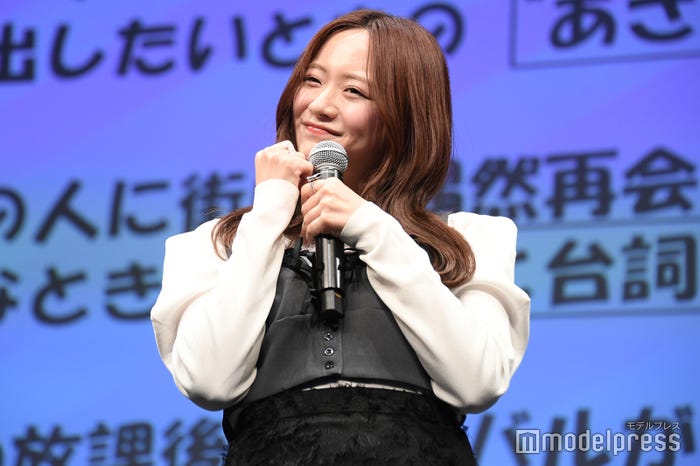 “あざとテク”披露する森香澄(C)モデルプレス