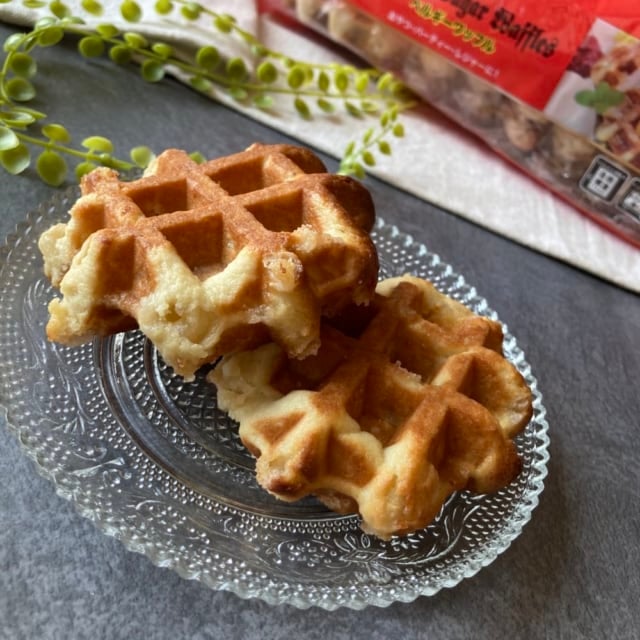 お皿にのせた業務スーパーのベルギーワッフル