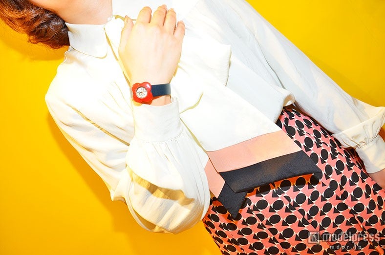 シンプルトップスにはフラワーモチーフのウォッチを