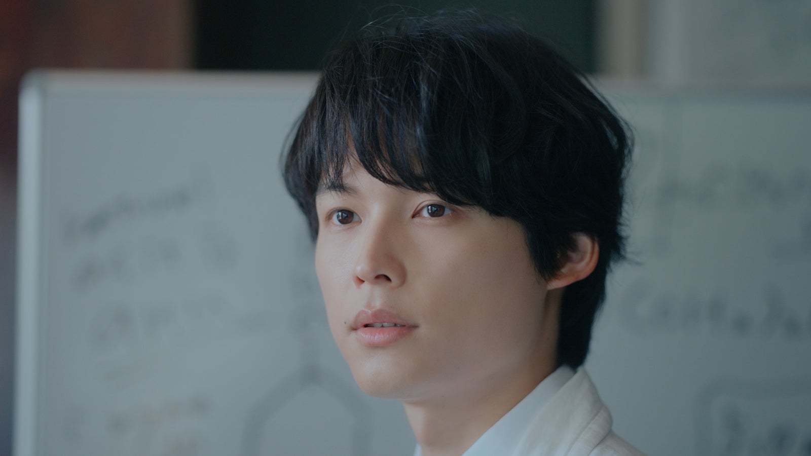 SixTONES松村北斗、新CMで研究熱心な“理系男子”に ヘアケアブランドアンバサダー就任