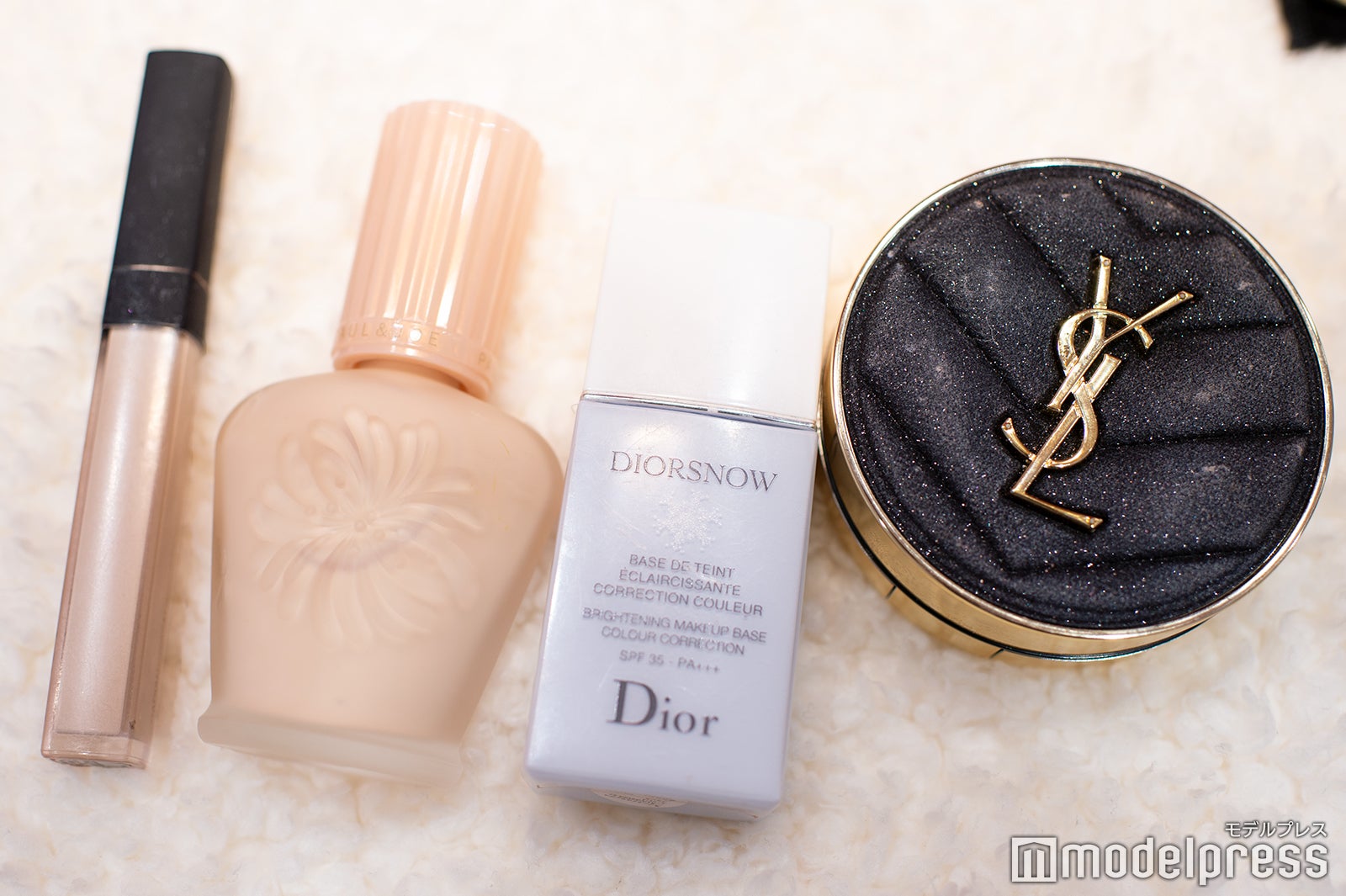 ベースメイク／（左から）NARSコンシーラー、ポール＆ジョー下地、Dior下地、イヴ・サンローランファンデーション（C）モデルプレス