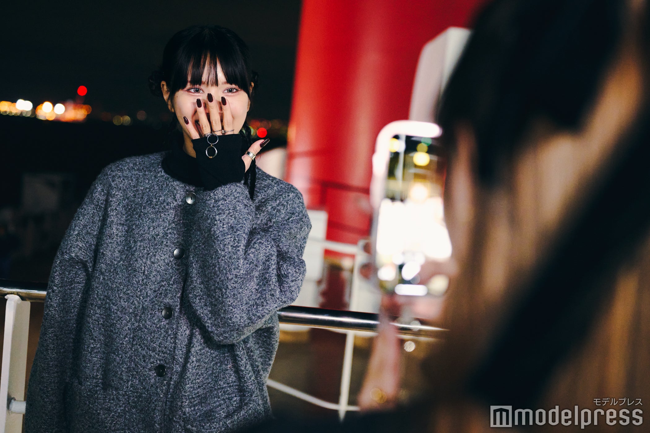 海の向こうに見える夜景をバックに（C）モデルプレス