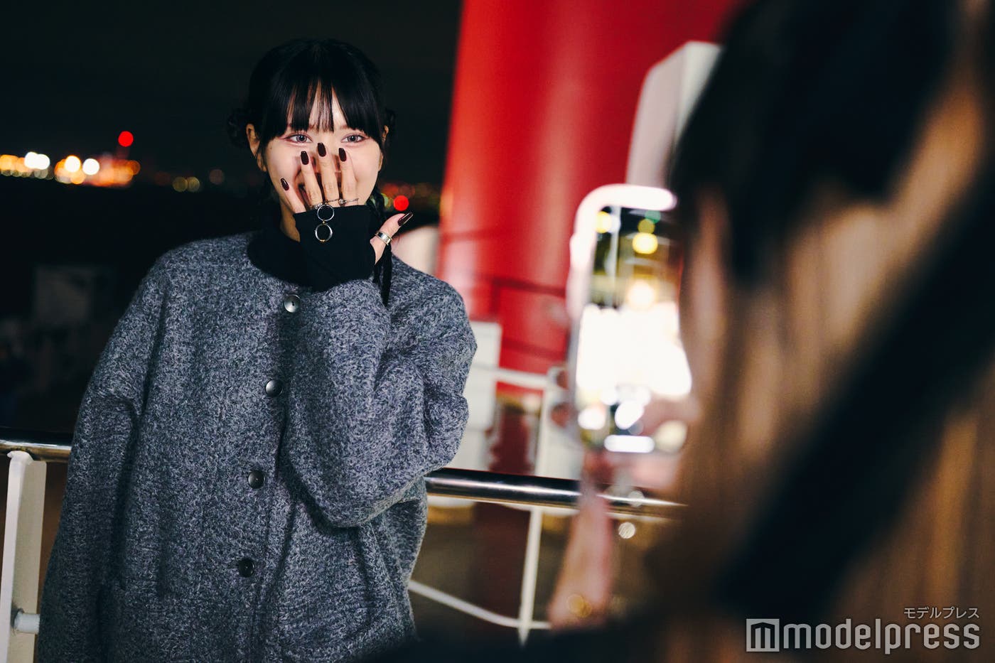 海の向こうに見える夜景をバックに(C)モデルプレス