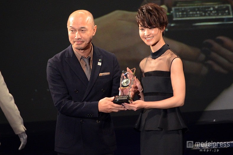 剛力彩芽（右）