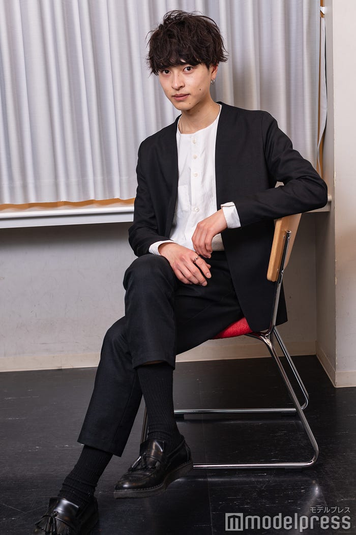 新納侃さん(C)モデルプレス