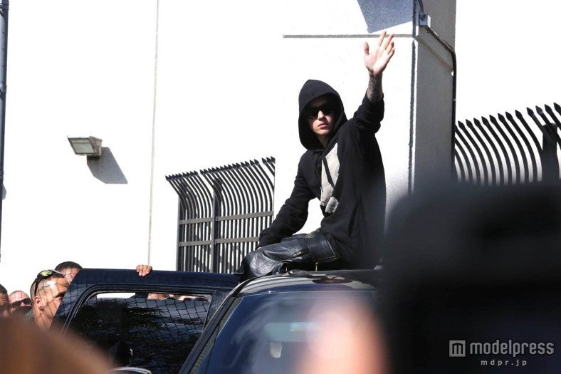 ファンに手を振るジャスティン。Newscom / Zeta Image