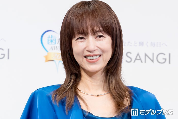 高岡早紀、シックな黒タイツコーデで美脚チラリ「大人の魅力がすごい」「見惚れちゃう」と反響