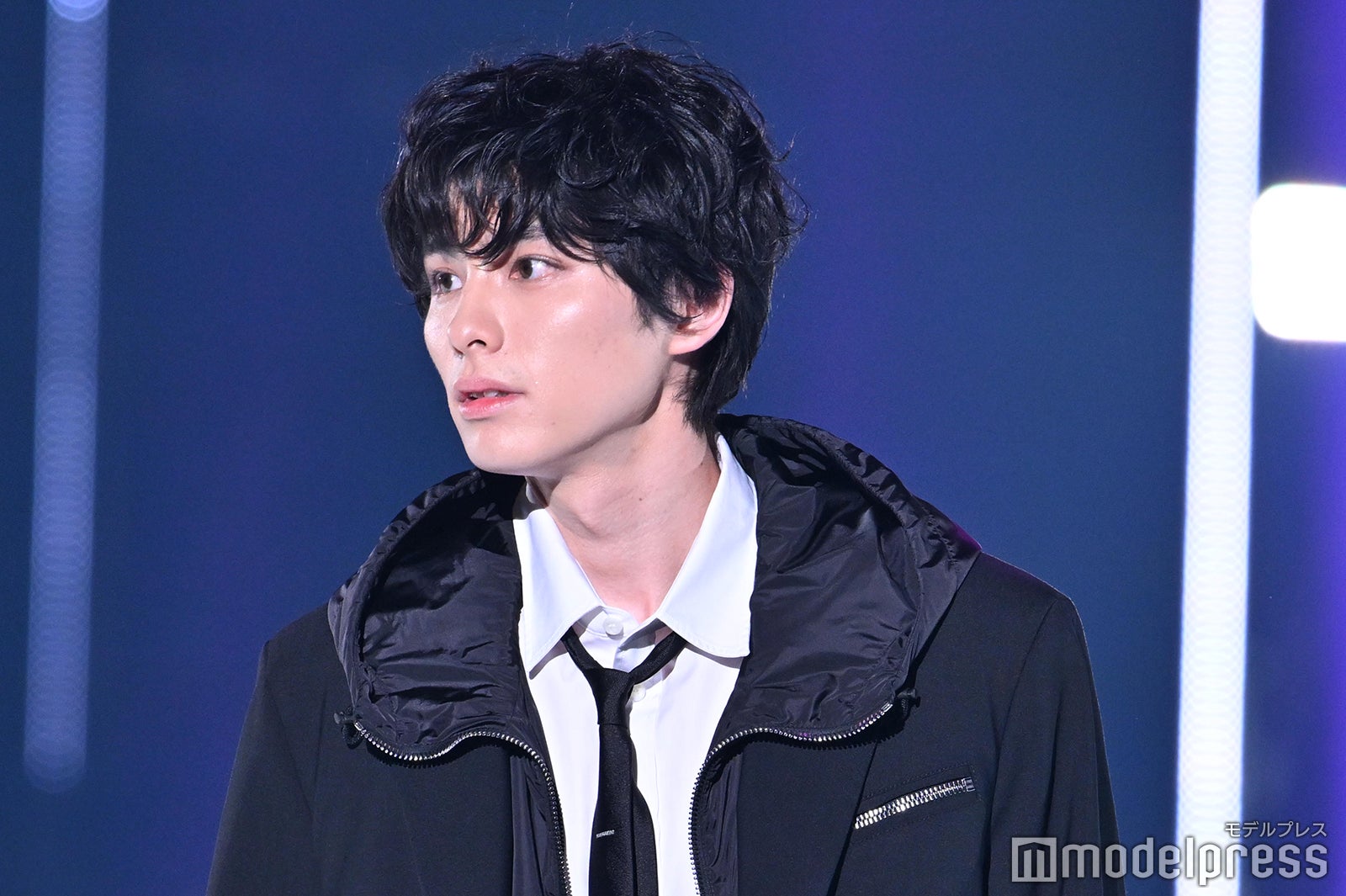 本田響矢 虎に翼」出演が話題・本田響矢、ジャケット×細身デニムで降臨