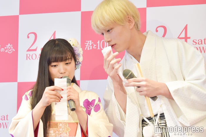 お互いのおみくじに興味津々/miwa、坂口健太郎 (C)モデルプレス