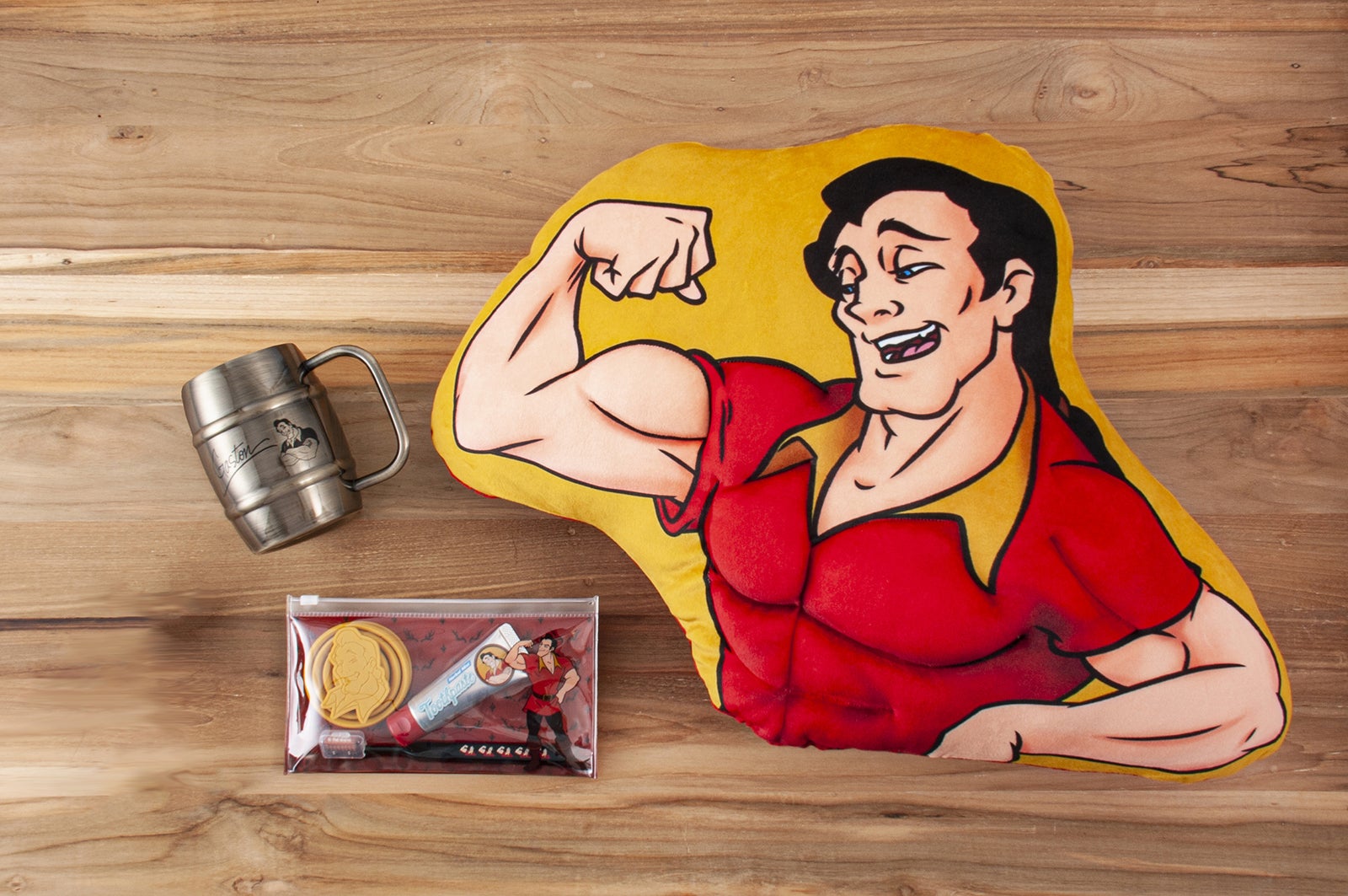 （左上）ステンレスマグ 2600円／（左下）歯みがきセット 1700円／（右）クッション 2300円 （C）Disney