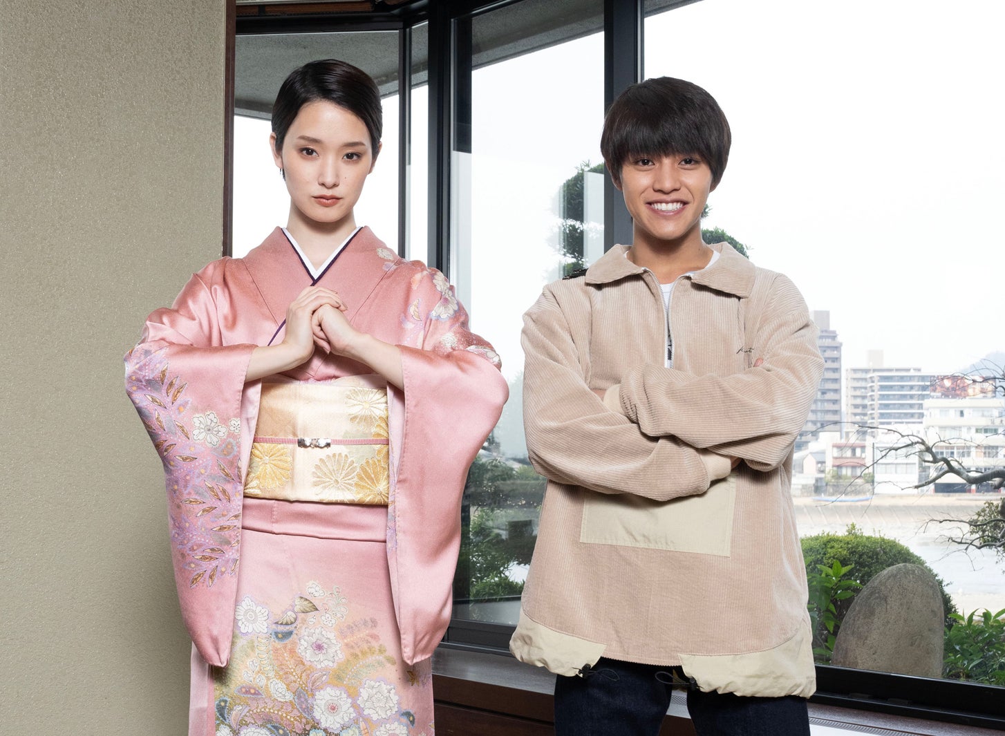 剛力彩芽、醍醐虎汰朗（C）2023映画「女子大小路の名探偵」製作委員会