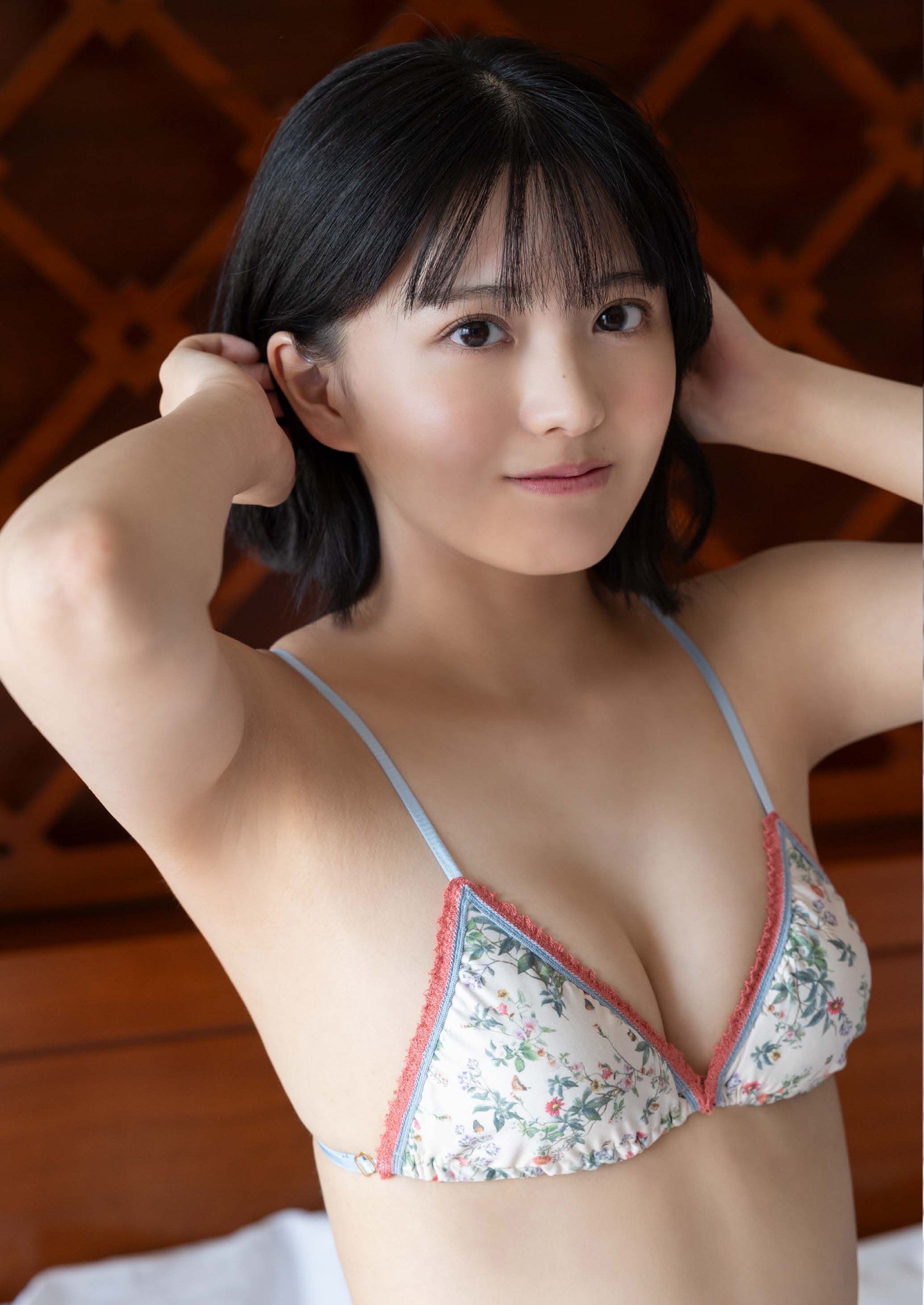 小柴美羽デジタル写真集「真夏の美羽に恋をして」中面カット／撮影：西條彰仁、熊谷貫