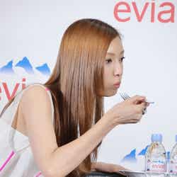 「evian×kurkku3」のメニューを試食する菜々緒