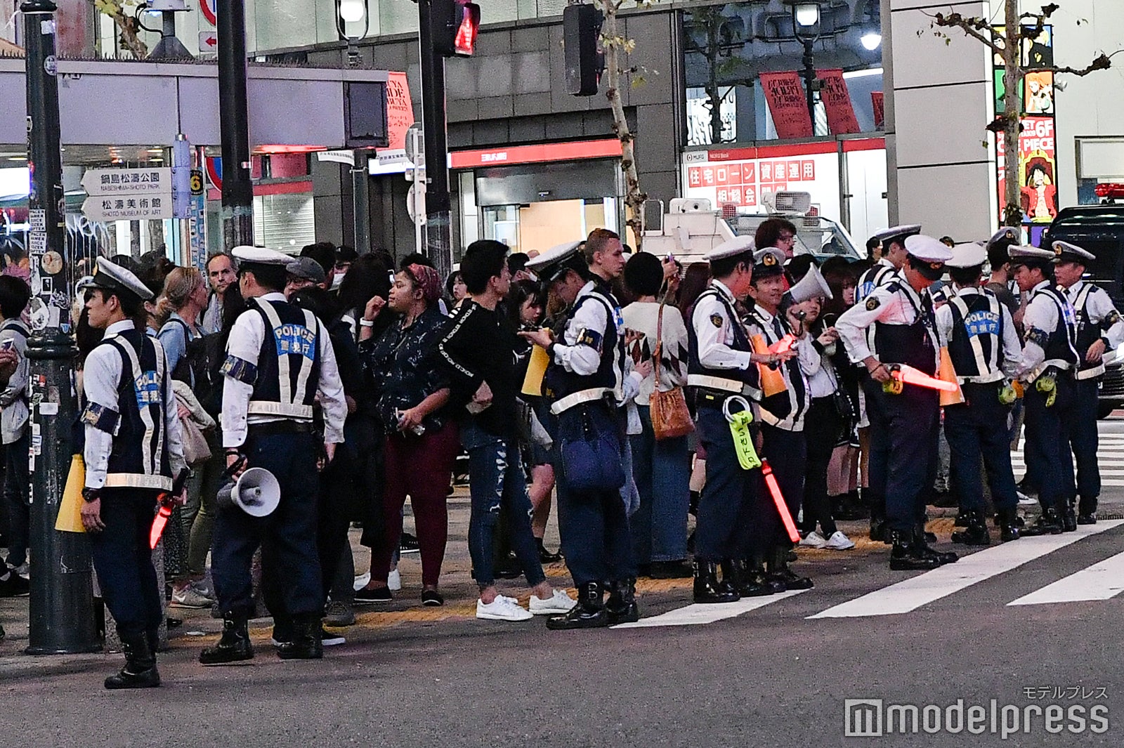 例年より多い警察官がスクランブル交差点を警備／2019年10月26日午後19時頃撮影 （C）モデルプレス