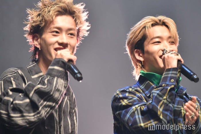 山下幸輝へバースデーソングを歌う森英寿、森愁斗(C)モデルプレス