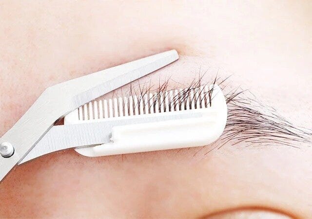 セリアのコーム付眉毛用はさみの使用例