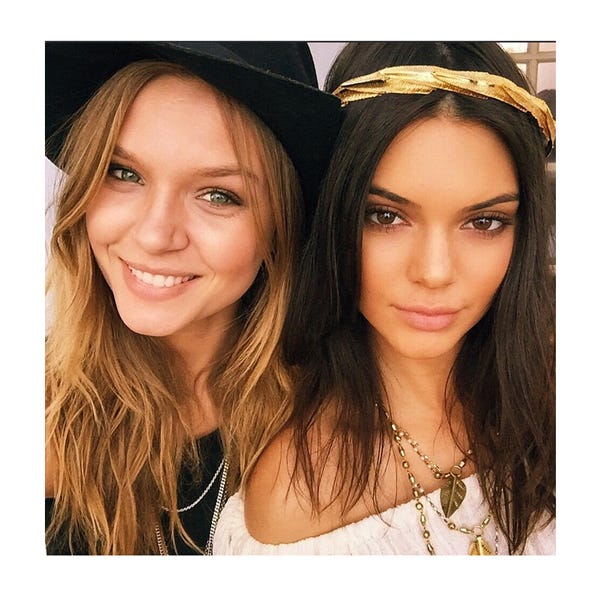 ヘッドアクセでオシャレに(左から)ジョセフィーヌ・スクリバー、ケンダル・ジェンナー/endall Jenner Instagram
