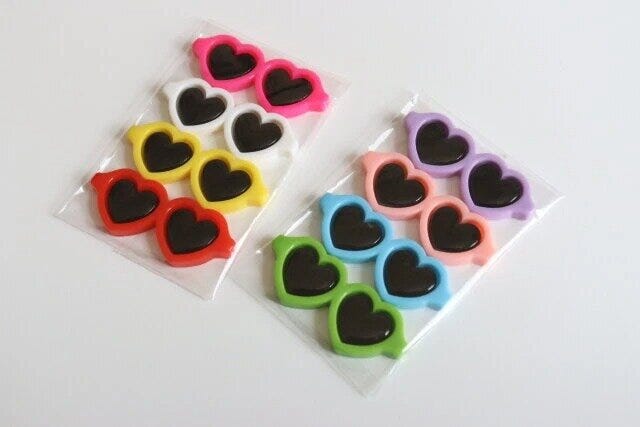 ダイソーのサングラスパーツ（ハート）のパッケージ